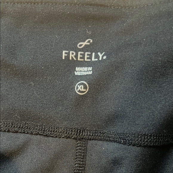 Black High-Waisted Leggings - Picture 2 of 3